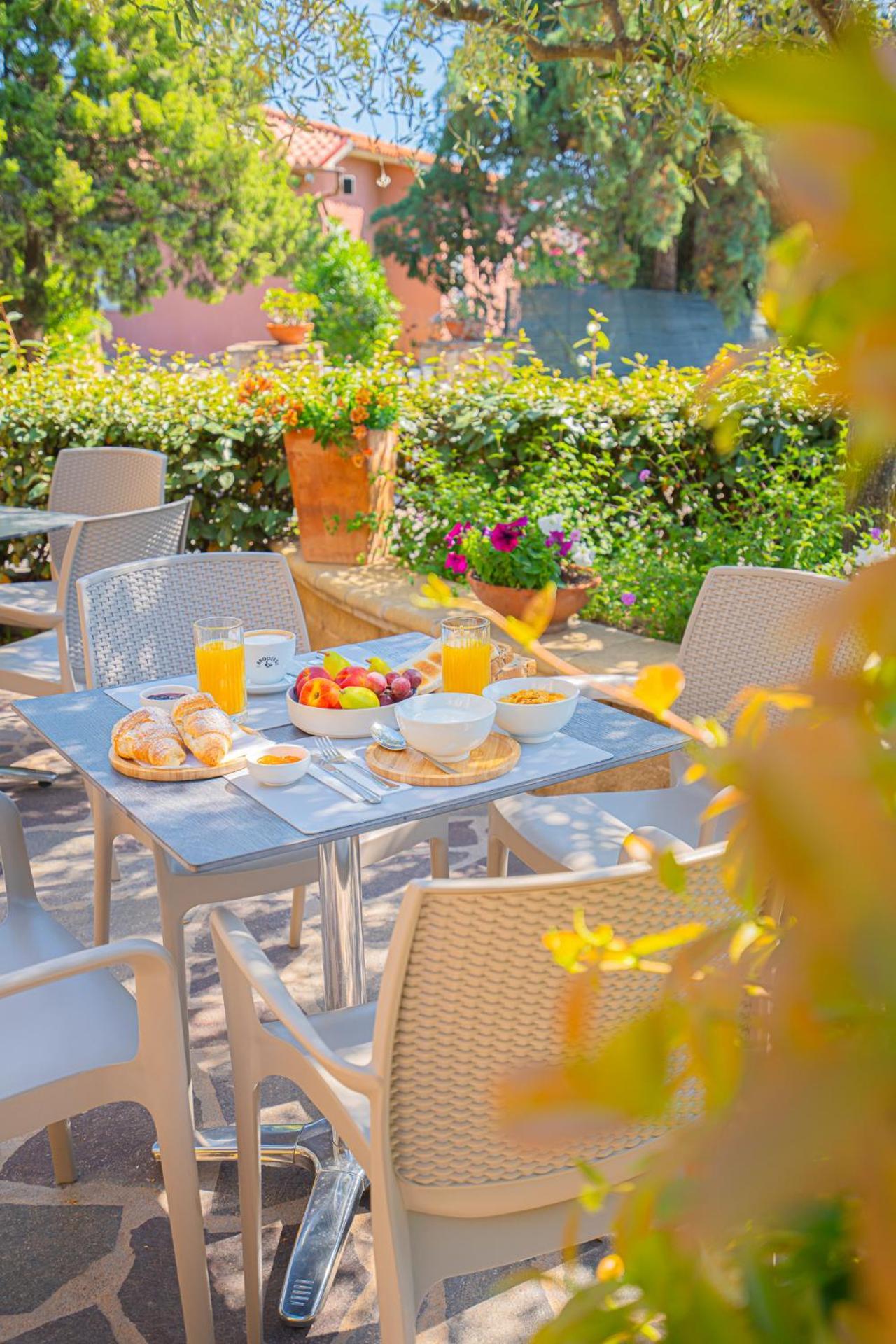 Hotel Lu Pitrali ซาน เตโอโดโร ภายนอก รูปภาพ